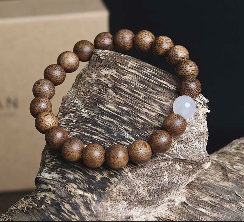 Vòng tay Trầm Hương Thuần Chay Mệnh Thủy mix đá màu trắng 8mm.png